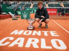 Sinner vence Alcaraz em dois sets para vencer Monte Carlo; recuperar o primeiro lugar O italiano Jannik Sinner (R) abraça o espanhol Carlos Alcaraz depois de vencer a partida de tênis final do Monte Carlo ATP Masters Series Tournament na Court Rainier III no Monte-Carlo Country Club em Roquebrune-Cap-Martin, sudeste da França, em 12 de abril de 2026. (Foto de Valery HACHE / AFP)