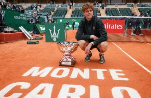 Sinner vence Alcaraz em dois sets para vencer Monte Carlo; recuperar o primeiro lugar O italiano Jannik Sinner (R) abraça o espanhol Carlos Alcaraz depois de vencer a partida de tênis final do Monte Carlo ATP Masters Series Tournament na Court Rainier III no Monte-Carlo Country Club em Roquebrune-Cap-Martin, sudeste da França, em 12 de abril de 2026. (Foto de Valery HACHE / AFP)