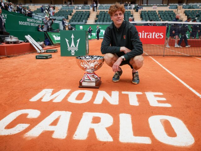 Sinner vence Alcaraz em dois sets para vencer Monte Carlo; O italiano Jannik Sinner (R) abraça o espanhol Carlos Alcaraz depois de vencer a partida de tênis final do Monte Carlo ATP Masters Series Tournament na Court Rainier III no Monte-Carlo Country Club em Roquebrune-Cap-Martin, sudeste da França, em 12 de abril de 2026. (Foto de Valery HACHE / AFP)
