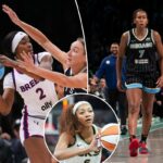 Alanna Smith protegendo Rickea Jackson durante um jogo de basquete.