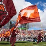 GettyImages-2254405146 Pára-quedista do Armed Forces Bowl fica preso em um fio em um momento assustador antes do jogo