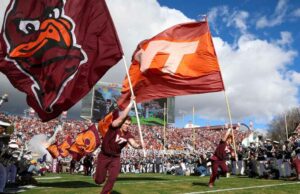 Skydiver bate no placar antes do jogo de futebol Virginia Tech Spring GettyImages-2254405146 Pára-quedista do Armed Forces Bowl fica preso em um fio em um momento assustador antes do jogo