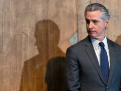 Sob a supervisão de Newsom, fraudes saturam a Califórnia O governador da Califórnia, Gavin Newsom, de terno e gravata, na inauguração das instalações do Centro de Reabilitação de San Quentin.