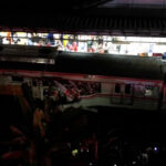 Sobreviventes do acidente de trem mortal na Indonésia são retirados dos destroços