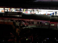 Sobreviventes do acidente de trem mortal na Indonésia são retirados dos destroços Sobreviventes do acidente de trem mortal na Indonésia são retirados dos destroços