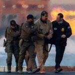 O presidente venezuelano capturado, Nicolas Maduro, é escoltado em Manhattan para uma primeira aparição para enfrentar acusações federais dos EUA, incluindo narcoterrorismo, conspiração, tráfico de drogas, lavagem de dinheiro e outras, em 5 de janeiro de 2026