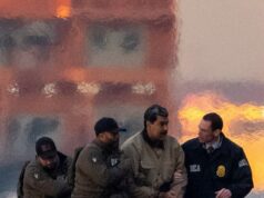 Soldado das forças especiais dos EUA que ajudou a capturar o presidente venezuelano Maduro é PRESO por ‘apostar no ataque’ O presidente venezuelano capturado, Nicolas Maduro, é escoltado em Manhattan para uma primeira aparição para enfrentar acusações federais dos EUA, incluindo narcoterrorismo, conspiração, tráfico de drogas, lavagem de dinheiro e outras, em 5 de janeiro de 2026