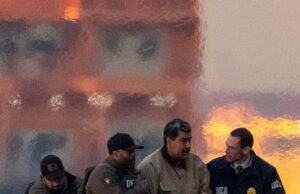 Soldado das forças especiais dos EUA que ajudou a capturar o presidente venezuelano Maduro é PRESO por ‘apostar no ataque’ O presidente venezuelano capturado, Nicolas Maduro, é escoltado em Manhattan para uma primeira aparição para enfrentar acusações federais dos EUA, incluindo narcoterrorismo, conspiração, tráfico de drogas, lavagem de dinheiro e outras, em 5 de janeiro de 2026