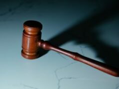 Soldado dos EUA acusado de usar informações confidenciais em esquema de apostas de US$ 400 mil Um martelo de tribunal sobre uma mesa.