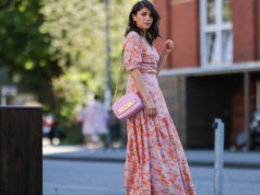Sou exigente, mas esses vestidos de primavera da Amazon parecem achados de boutique Mandy Bork vista usando óculos escuros marrons da Tom Ford, um vestido longo colorido com botões / plissados / sem mangas da Emilio Pucci, uma mini bolsa Hermes Kelly rosa claro e sandálias creme brancas da Chanel, durante a Paris Fashion Week - Haute Couture Outono Inverno 2022 2023, em 06 de julho de 2022 em Paris, França.