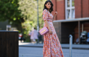 Sou exigente, mas esses vestidos de primavera da Amazon parecem achados de boutique Mandy Bork vista usando óculos escuros marrons da Tom Ford, um vestido longo colorido com botões / plissados / sem mangas da Emilio Pucci, uma mini bolsa Hermes Kelly rosa claro e sandálias creme brancas da Chanel, durante a Paris Fashion Week - Haute Couture Outono Inverno 2022 2023, em 06 de julho de 2022 em Paris, França.