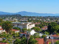 Sou um humilde juiz do condado de Santa Bárbara – mas sou mais poderoso que o POTUS Panorama de alto ângulo de Santa Bárbara mostrando a cidade, as palmeiras e o Oceano Pacífico com montanhas ao fundo.