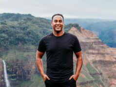 Sou um pastor milenar no Havaí que começou a alugar meu carro para pagar fraldas. Ganhei US$ 3 milhões no ano passado. Quatro Jeep Wranglers alinhados com colinas verdes e água ao fundo.