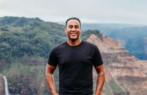 Sou um pastor milenar no Havaí que começou a alugar meu carro para pagar fraldas. Ganhei US$ 3 milhões no ano passado. Quatro Jeep Wranglers alinhados com colinas verdes e água ao fundo.