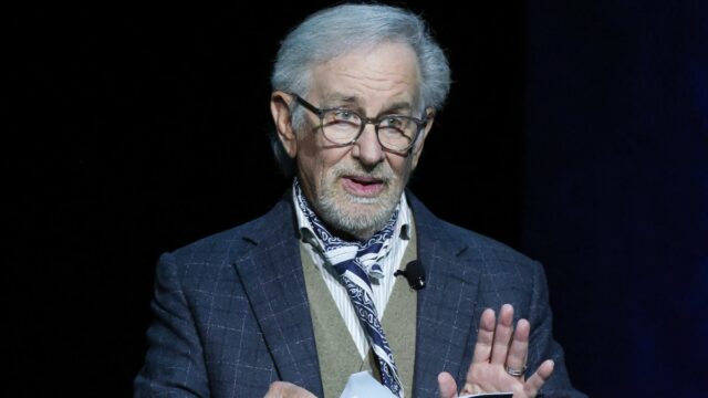 Spielberg elogia a Universal pela mudança de janela de 45 Spielberg elogia a Universal pela mudança de janela de 45 dias na apresentação do CinemaCon: 'Mas eu ouço 60 dias?'