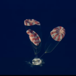 Integridade sob pára-quedas ao pousar no Oceano Pacífico, na costa da Califórnia