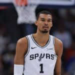 Spurs tomam decisão de Victor Wembanyama após lesão contra 76ers