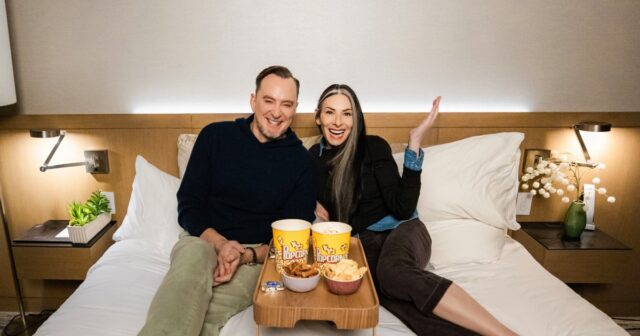 Dominique Dunne, JoBeth Williams, Craig T. Nelson e Oliver Robbins no filme de terror de 1982 