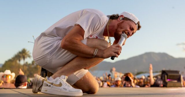 Stagecoach 2026: Como assistir à transmissão ao vivo de sexta-feira com Cody Johnson, Ella Langley, Bailey Zimmerman
