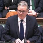 Starmer é ridicularizado por parlamentares incrédulos ao dizer que 'é inacreditável' os funcionários públicos acenaram para a nomeação de Mandelson 'sem contar a ele' - já que até mesmo seus próprios aliados admitem que ele 'não tem certeza' de sobreviver