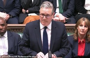 Starmer é ridicularizado por parlamentares incrédulos ao dizer que ‘é inacreditável’ os funcionários públicos acenaram para a nomeação de Mandelson ‘sem contar a ele’ – já que até mesmo seus próprios aliados admitem que ele ‘não tem certeza’ de sobreviver Starmer é ridicularizado por parlamentares incrédulos ao dizer que 'é inacreditável' os funcionários públicos acenaram para a nomeação de Mandelson 'sem contar a ele' - já que até mesmo seus próprios aliados admitem que ele 'não tem certeza' de sobreviver