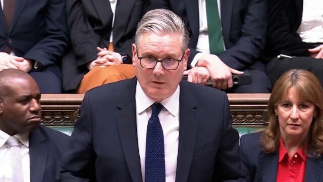 Starmer enfrenta parlamentares por falha na verificação de Mandelson
