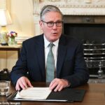 Keir Starmer enfrentará o desafio da fúria do MP na Câmara dos Comuns esta tarde, enquanto tenta desesperadamente transferir a culpa para outro 'cara bode expiatório'