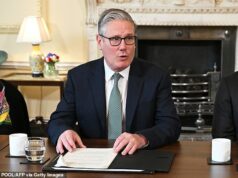 Starmer ‘não tem certeza’ de liderar o Partido Trabalhista nas eleições enquanto enfrenta o acerto de contas de Mandelson HOJE – e o ‘cara caído’ mandarim aparecerá perante os parlamentares amanhã enquanto ele ‘ameaça processar por um grande pagamento’ Keir Starmer enfrentará o desafio da fúria do MP na Câmara dos Comuns esta tarde, enquanto tenta desesperadamente transferir a culpa para outro 'cara bode expiatório'