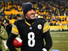 Steelers vinculados ao elogio promissor de Aaron Rodgers Aaron Rodgers #8 of the Pittsburgh Steelers looks on after the game against the Baltimore Ravens at Acrisure Stadium on January 4, 2026 in Pittsburgh, United States.