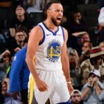 Stephen Curry usa um rastreador de fitness Fitbit inédito antes de um jogo em Los Angeles em 15 de abril.