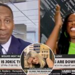 Dois comentaristas esportivos, um homem e uma mulher, reagem à pergunta,