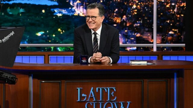 Stephen Colbert diz que tornou ‘The Late Show’ mais político depois que seu produtor lhe disse ‘Essa é a parte que o público quer ver’
