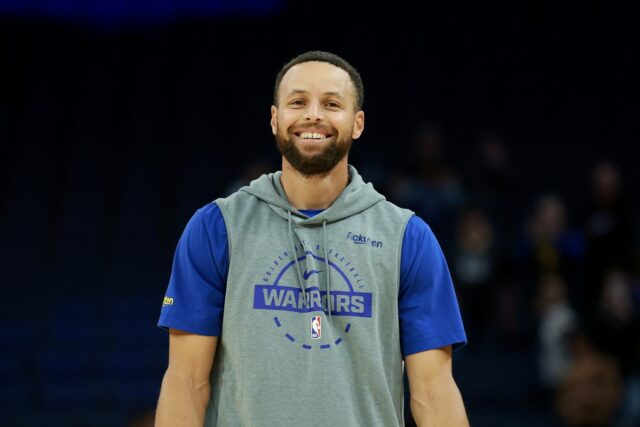 Stephen Curry, do Warriors, chega à celebração de 'Night Night' Megan Armstrong