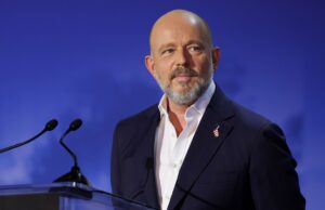 Steve Hilton, endossado por Trump, revela plano para trazer a produção de volta à Califórnia como governador Spencer Pratt, prefeita Karen Bass e vereadora Nithya Raman