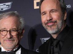 Steven Spielberg elogia os filmes ‘Duna’ de Denis Villeneuve como alguns de seus filmes de ficção científica favoritos: ‘Tal fã’ Um homem mais velho, de cabelos grisalhos e barba, fala ao microfone, vestindo um paletó esporte, diante de um fundo cinza suave.