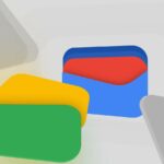 Uma mão segurando o logotipo da Carteira virtual do Google, com um ícone de arquivo ao lado.