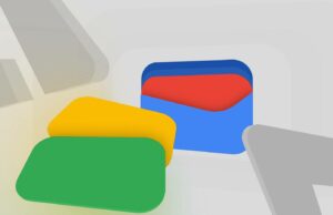 Sua Google Wallet está prestes a ficar muito diferente Uma mão segurando o logotipo da Carteira virtual do Google, com um ícone de arquivo ao lado.