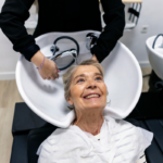 Sua rotina de lavagem de cabelo deve mudar conforme você envelhece – aqui está o porquê