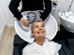 Sua rotina de lavagem de cabelo deve mudar conforme você envelhece – aqui está o porquê Sua rotina de lavagem de cabelo deve mudar conforme você envelhece – aqui está o porquê