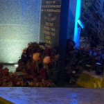 Um membro da comunidade presta sua homenagem na subfilial do Reservatório RSL esta manhã.