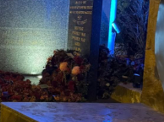 Sub-filial da RSL alvo de pichações vis ‘anti-veteranos’ no Dia Anzac Um membro da comunidade presta sua homenagem na subfilial do Reservatório RSL esta manhã.