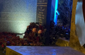 Sub-filial da RSL alvo de pichações vis ‘anti-veteranos’ no Dia Anzac Um membro da comunidade presta sua homenagem na subfilial do Reservatório RSL esta manhã.