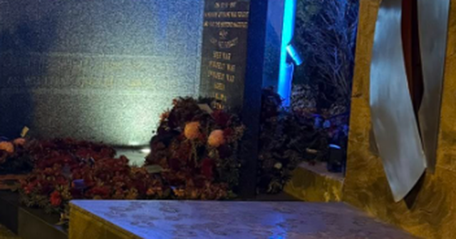 Um membro da comunidade presta sua homenagem na subfilial do Reservatório RSL esta manhã.