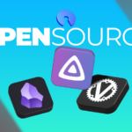 Um cofrinho ao lado de um smartphone exibindo um ícone de código aberto, com moedas de ouro espalhadas.