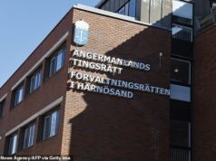 Suécia chocada com o início do julgamento do ‘monstro’, de 62 anos, que ‘vendeu sua esposa vulnerável para fazer sexo com 120 homens’, caso que traça paralelos com Gisele Pelicot O tribunal distrital de Angermanlands é retratado antes do início de um julgamento contra um sueco suspeito de explorar sua esposa “vulnerável” para fazer sexo com vários homens mediante pagamento, em Harnosand, Suécia, em 10 de abril de 2026