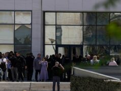 Suposto atirador de 89 anos em fuga após ferir várias pessoas em Atenas Tribunal de Atenas, Grécia