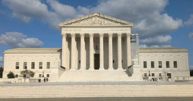 Suprema Corte (foto) considerando a legalidade das 'redes' de localização de smartphones