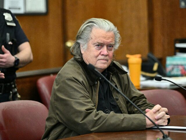 Suprema Corte dos EUA abre caminho para arquivamento de processo criminal de Steve Bannon
