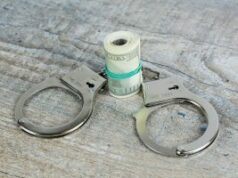 Suspeita de operação de jogo ilegal encerrada em San Antonio Algemas e dinheiro em uma mesa.