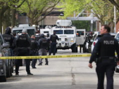 Suspeito de roubo acusado de homicídio e tentativa de homicídio de policiais de Chicago em um hospital Yahoo news home